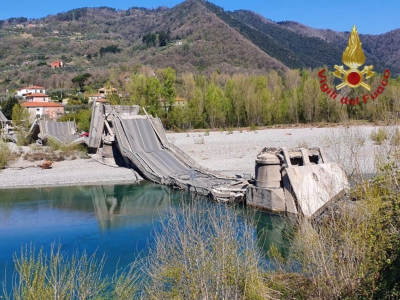 Aulla, crolla il ponte della strada provinciale SP70. 