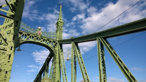 Si fa un "selfie panoramico" sul Ponte della Libertà a Budapest. 19enne cade e muore.