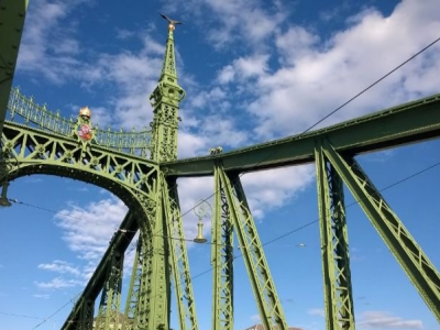 Si fa un "selfie panoramico" sul Ponte della Libertà a Budapest. 19enne cade e muore.