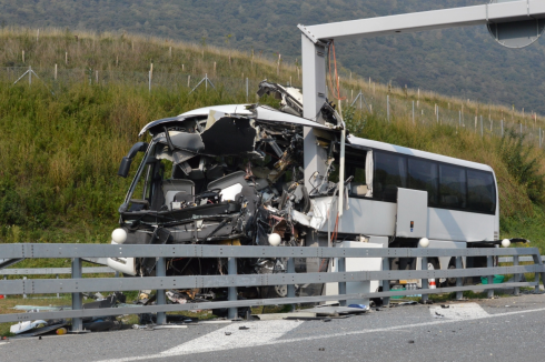 Pullman tedesco diretto ad Assisi con una comitiva di giovani studenti in pellegrinaggio contro il pilone: morta una donna