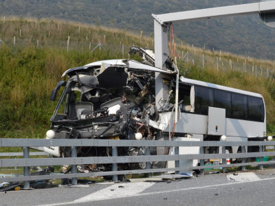 Pullman tedesco diretto ad Assisi con una comitiva di giovani studenti in pellegrinaggio contro il pilone: morta una donna