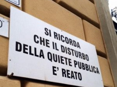 La Cassazione: condannato per condotta omissiva il titolare del bar per gli schiamazzi dei clienti davanti al suo locale