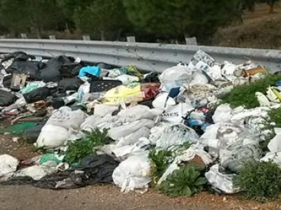 Il fenomeno: rifiuti abbandonati lungo le strade e sulle piazzole di sosta anche nel Salento