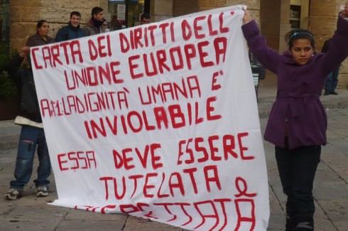 rom manifestano in Piazza a Lecce