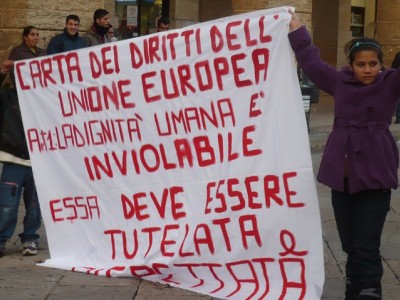 rom manifestano in Piazza a Lecce