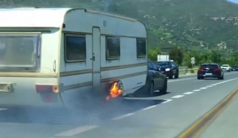 Tempi, Grecia: documento video di una roulotte in fiamme che ha causato un incendio boschivo