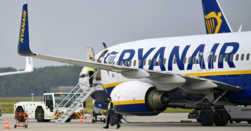 Tragedia a bordo di un volo Ryanair per Bergamo: passeggero belga ha un malore e muore 