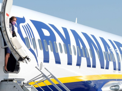 Un belga ubriaco cerca di aprire un'uscita di emergenza su un volo Ryanair in ritardo