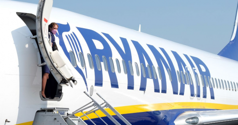 Un belga ubriaco cerca di aprire un'uscita di emergenza su un volo Ryanair in ritardo