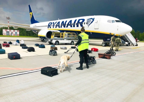 Allarme bomba su un volo Ryanair. Due caccia F-16 lo raggiungono alla velocità del suono