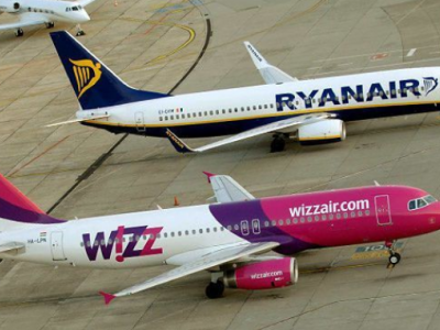 Ryanair e Wizz: bagaglio a mano a pagamento  sospesa la nuova policy