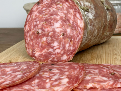 Salmonella typhimurium in salame stagionato. Scatta l’allarme del ministero della Salute “Non mangiatelo”