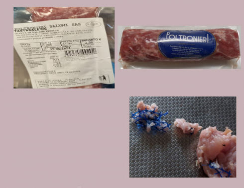 Frammenti di plastica di colore blu nella pasta di salame fresco prodotto da Poltronieri Salumi Sas