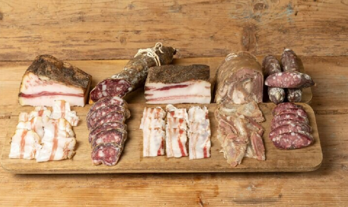 Presenza di Listeria, richiamate diverse tipologie di carne usate per confezionare i salumi