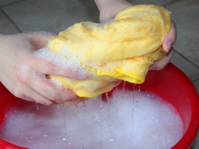 Cade con testa in secchio e con l'acqua e muore annegata