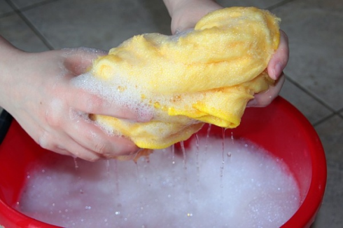 Cade con testa in secchio e con l'acqua e muore annegata