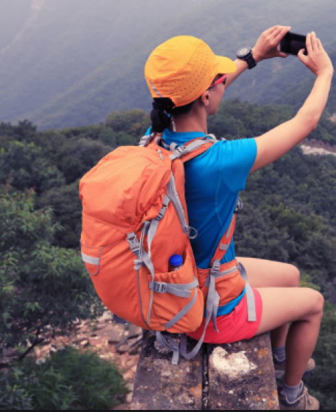 Tragedia per un "selfie". Donna scivola dal belvedere e muore