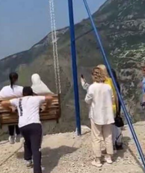 Tragedia sfiorata per un "selfie": la corda dell’altalena si spezza sul canyon, due ragazze precipitano nel vuoto. 