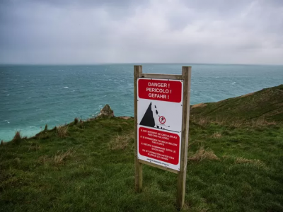 Francia, 24enne muore mentre posa per un selfie a Étretat