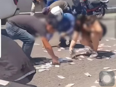 Ressa in autostrada, volano dal cielo centinaia di banconote – VIDEO