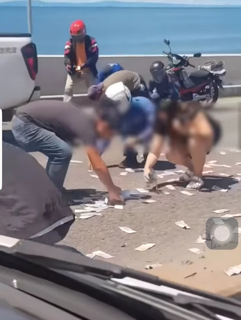 Ressa in autostrada, volano dal cielo centinaia di banconote – VIDEO