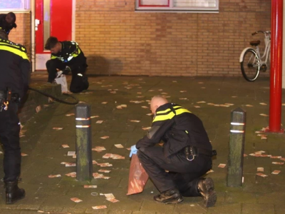 Butta centinaia di migliaia di euro dal balcone dopo un incendio al secondo piano di un appartamento a Den Bosch nei Paesi Bassi - VIDEO 