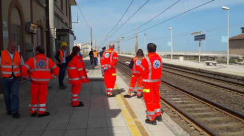 Tragedia sui binari, un neonato muore investito da un treno merci