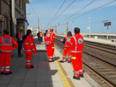 Tragedia sui binari, un neonato muore investito da un treno merci