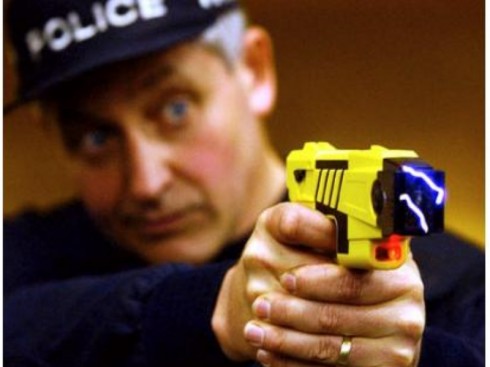 polizia con i taser