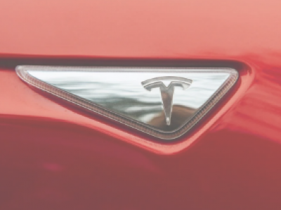 Tesla richiama altri 2,2 milioni di veicoli negli Usa: “Colpa delle spie luminose”