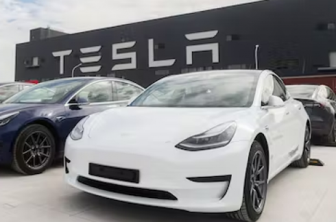 “Errore tecnico” Tesla sta richiamando 1 milione di auto