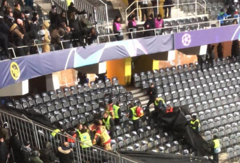 Tifoso juventino cade dalla tribuna mentre esulta per il 2-2 (annullato). La sua vita non è in pericolo. 