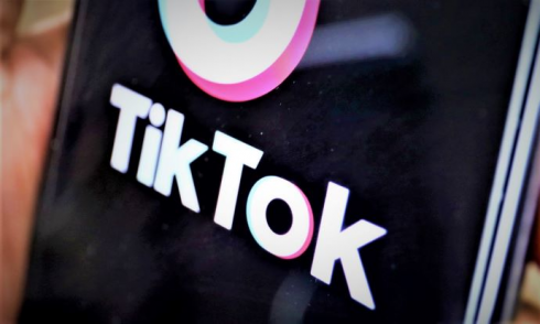 Tic fisici per molti teenager, a rischio la salute degli adolescenti con TikTok?