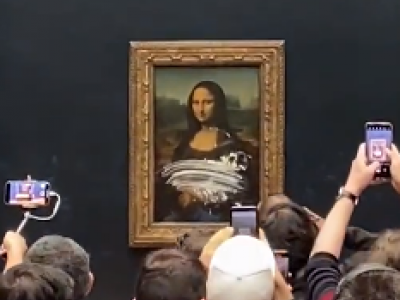 Una torta in faccia alla Gioconda – VIDEO