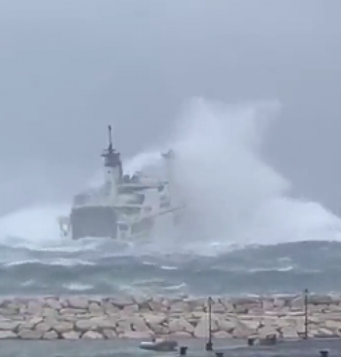 Viaggio da incubo in traghetto tra Ponza e Formia con onde tempestose di 8 metri che superano la nave