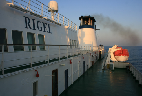 Odissea nel Canale d'Otranto. Bloccati sul traghetto Bari-Durazzo, problema ai motori: fermo in mare aperto per tre ore