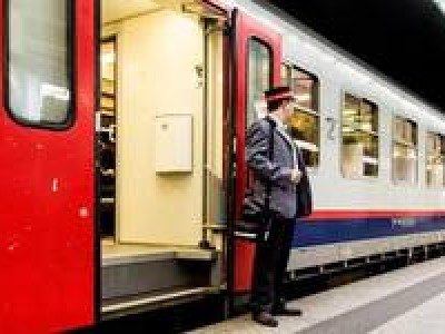 Trascinata sotto un treno a causa del cappotto incastrato nelle porte, si ritrova amputata