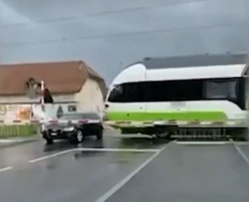 Auto contro treno al passaggio a livello. Il video dell'impatto