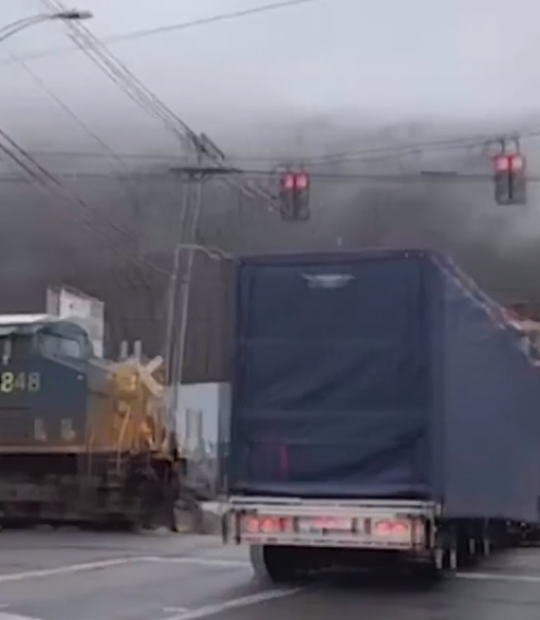 Scontro al passaggio a livello tra treno e camion Amazon negli Stati Uniti - Il video