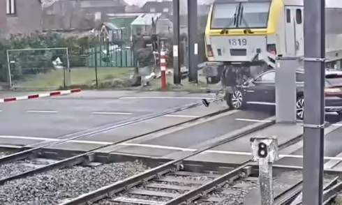 Video di una spettacolare collisione tra un'auto e un treno