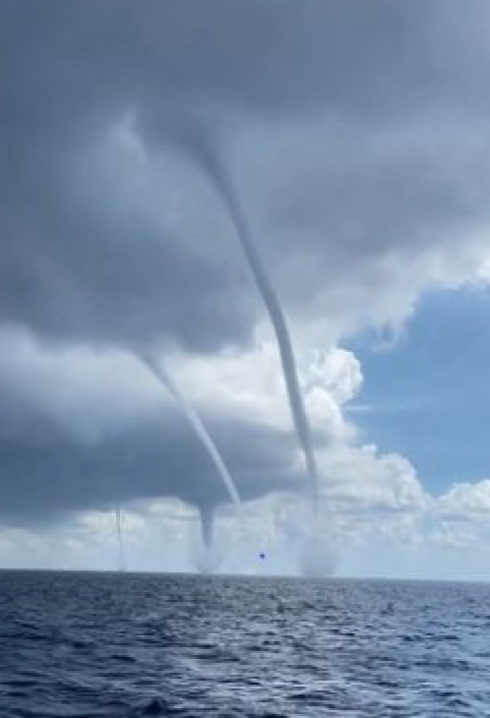 Spettacolari trombe d'acqua si formano contemporaneamente al largo delle Isole Baleari. Ecco il video