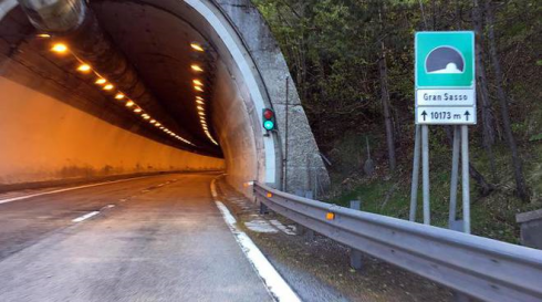 L’Adac, l’automobile club tedesca, lancia l’allarme sulla sicurezza dei tunnel italiani, sono pericolosi: “Sette su otto non sono sicuri”. 