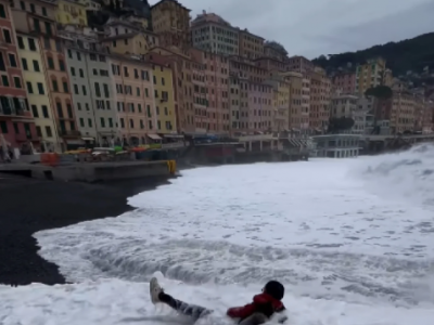 Selfie mania: turista fa una foto alla mareggiata ma un'onda se la porta via - Il video