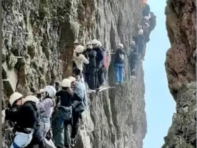 Cina, turisti terrorizzati vengono lasciati penzolare a 1127 metri a strapiombo sul monte Yandang