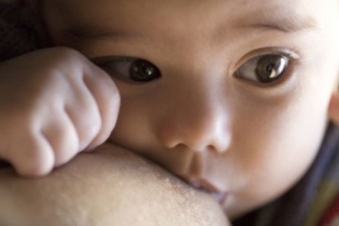 madre che allatta il suo bambino