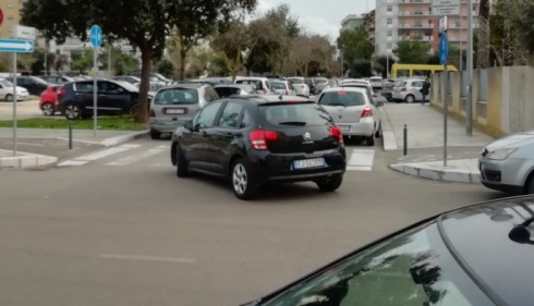 Sicurezza delle scuole a Lecce. Via A. Lisi nei pressi del plesso scolastico "Viale Roma 2" dell'Istituto Comprensivo "Stomeo Zimbalo" venga chiusa al traffico in orario scolastico e ripristinata la segnaletica