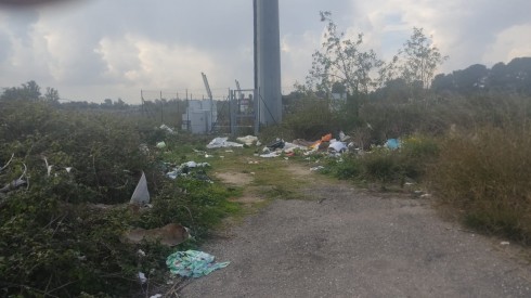 Lecce, vestiti abbandonati in Zona Stadio