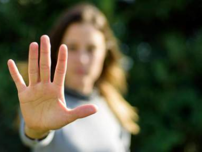 Notizia shock: ragazza denuncia stupro di gruppo e viene violentata dal poliziotto