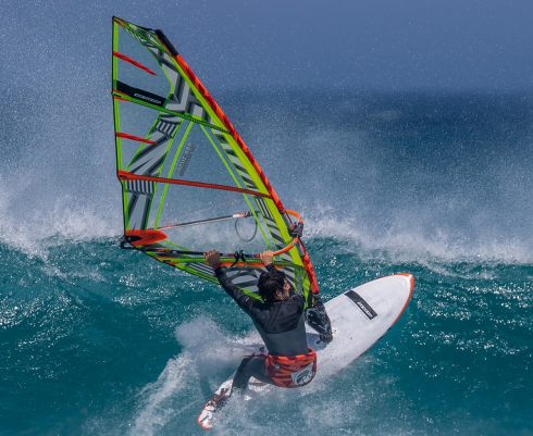 Miracolo in Francia: un windsurfista salvato dopo aver trascorso 18 ore in mare. 