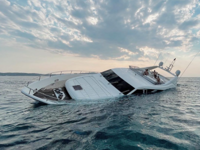 Yacht italiano di 27 metri colpisce una scogliera e inizia ad affondare nel Mar Ionio – VIDEO